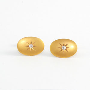 These antique solid 14k gold and old mine cut diamond star cufflinks had us at Hello. They'd make a pretty amazing gift for a dapper dad, a groom on his wedding day, or a lady who can rock shirtsleeves. Front cuff link view