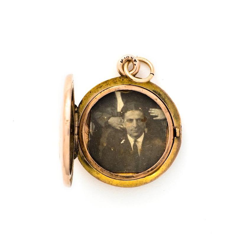 Exquisite 10K and diamond Floral Locket