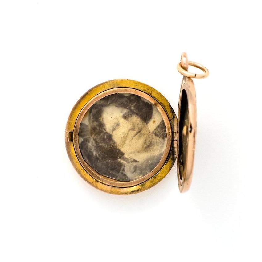 Exquisite 10K and diamond Floral Locket